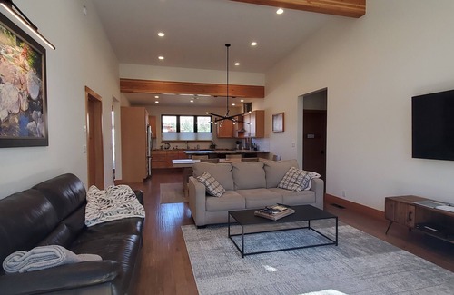 Winthrop House | Lucky Star Cabin, A Mountain Modern Winthrop home on the Methow Trails system!