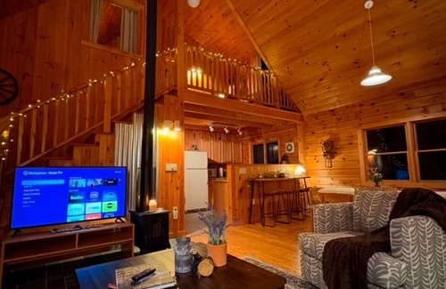 Lisbon Cabin | Luigi's Lodge - Cozy Log Cabin Near Franconia Notch - White Mountains Retreat