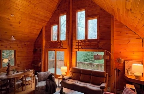 Lisbon Cabin | Luigi's Lodge - Cozy Log Cabin Near Franconia Notch - White Mountains Retreat