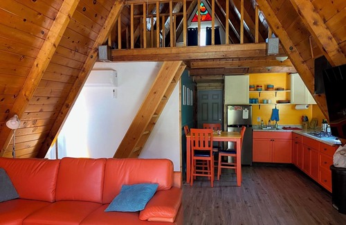 Bodfish Cottage | ▲ Lunar Landing ▲ Pet friendly, colorful A-Frame cabin with barrel sauna