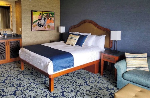 Crown Point Hotel | Lush Garden Suite | Tranquil Escape at Catamaran Hotel