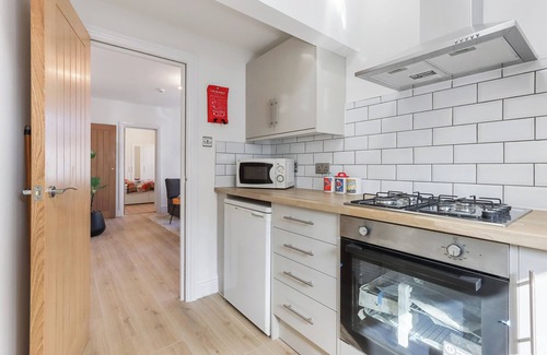 Tooting Apartment | LUX 1 Bed Flat next to Tooting Station - 20 mins to Central London