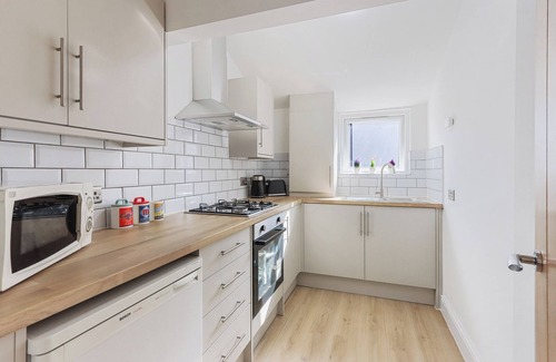 Tooting Apartment | LUX 1 Bed Flat next to Tooting Station - 20 mins to Central London