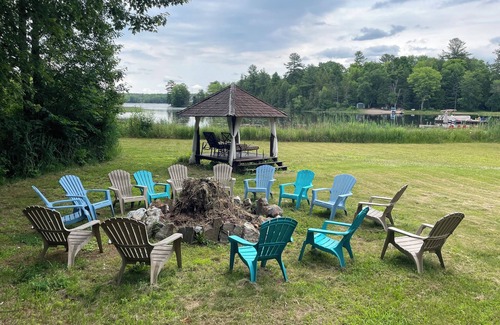 Norland Cottage | Lux 6 BDR/4 WR waterfront home for 14-private bay on exclusive lake 90 mins away