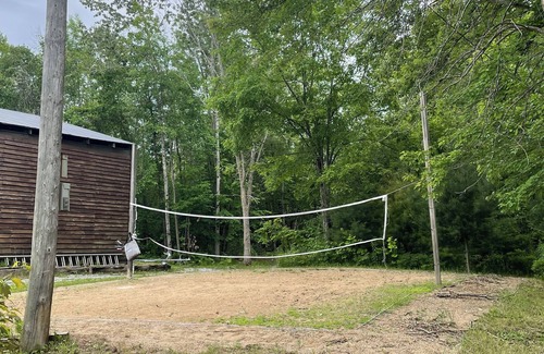 Norland Cottage | Lux 6 BDR/4 WR waterfront home for 14-private bay on exclusive lake 90 mins away