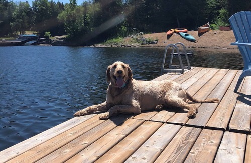 Norland Cottage | Lux 6 BDR/4 WR waterfront home for 14-private bay on exclusive lake 90 mins away