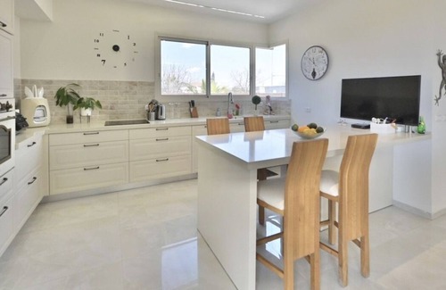 Holon House | Lux & Comfy ~ Pool ~ Queen Beds