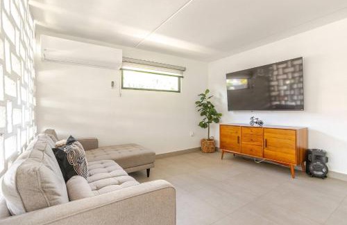 Sabana Abajo House | Lux Gem, 7 Mins to SJU, Private Pool, Tesla Solar System, No Blackouts