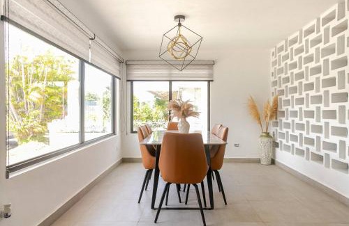 Sabana Abajo House | Lux Gem, 7 Mins to SJU, Private Pool, Tesla Solar System, No Blackouts