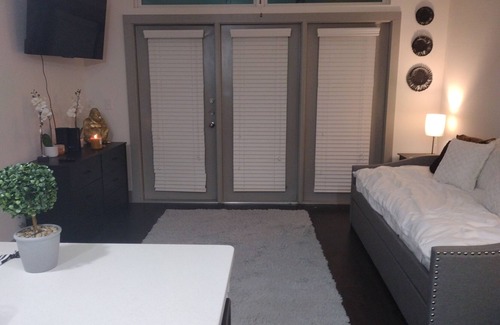 Crabtree Apartment | Lux King Suite overlooking relaxing courtyard fountains