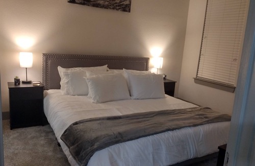 Crabtree Apartment | Lux King Suite overlooking relaxing courtyard fountains