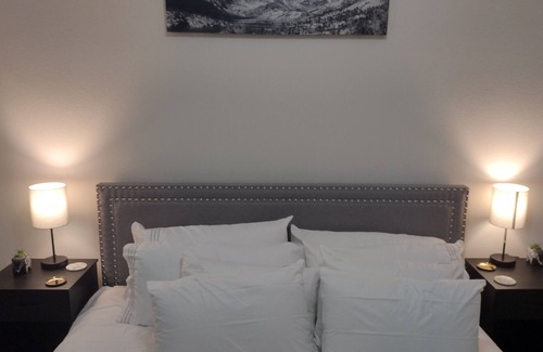 Crabtree Apartment | Lux King Suite overlooking relaxing courtyard fountains