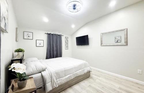 Sussex House | Lux Lake Neepaulin Frontage & Panoramic Views Home