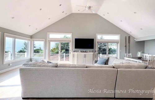 Hull House | LUX Ocean View, Dual Deck, Beach Front Retreat — 5 min from the beach!