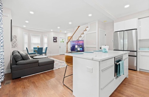 Lower Allston Apartment | Luxe 3BR | Free Parking | Harvard/BU | ROKU TV