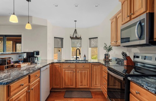 Lawrenceburg Cabin | Luxe Bourbon Trail Cabin– Hot Tub/Pickleball/Fire Pit/Pool/Game Room