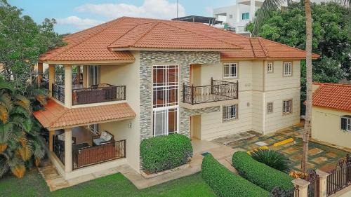 La Esplanada Villa | Luxe Comfort 8 Bedroom Villa with Private Pool & Entertainment