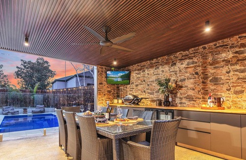 Moama House | Luxe Haven Summary: W