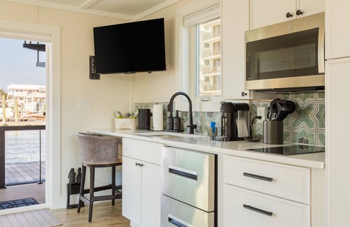 Dam Neck Boat Rental | Luxe Houseboat Steps From The Beach