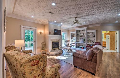 Jamestown House | Luxe Lake Cumberland Retreat with Decks on 1 Acre!