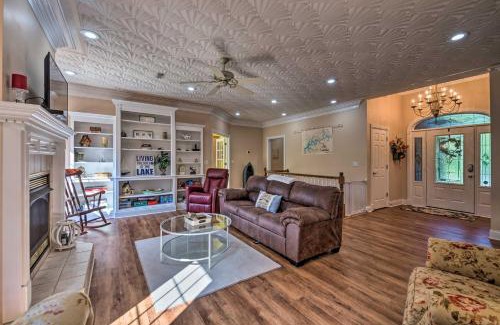 Jamestown House | Luxe Lake Cumberland Retreat with Decks on 1 Acre!