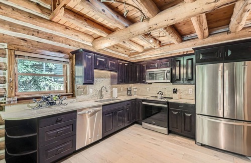 Timbercreek Lodges House | Luxe Log Cabin on Gore Creek in Vail