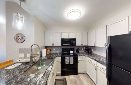 Edwards Condo | Luxe Mountain-View Ski Getaway | Next to Tranquil River | Pool, Hot Tub