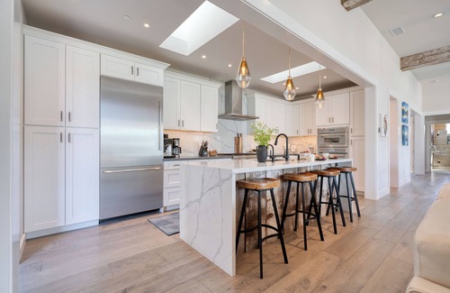 Kenwood House | Luxe, Pool, Spa, Fire Pit, Game Room, Piano | Sonoma Pool Retreat by AvantStay