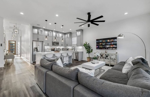 West Dallas Apartment | Luxe Retreat-Hot Tub/Pool/Firepit near State Fair