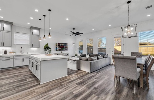 West Dallas Apartment | Luxe Retreat-Hot Tub/Pool/Firepit near State Fair