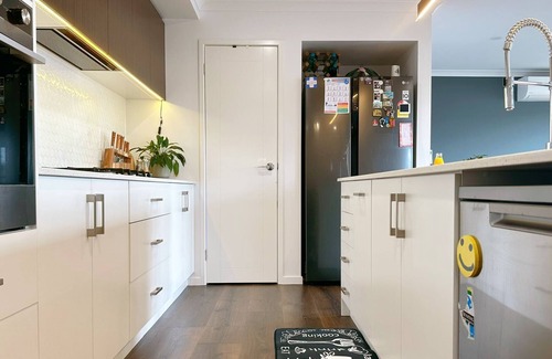 Rokeby House | Luxe Retreat with Spa - Near airport & CBD