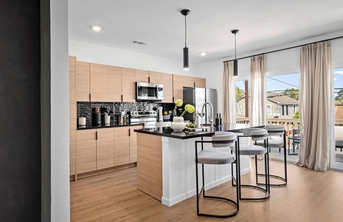 South Central Houston House | Luxe Spa Lounge Gated 4Pkg 2 linked Suites Sleeps 20