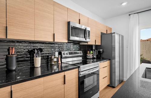 South Central Houston House | Luxe Spa Lounge Gated 4Pkg 2 linked Suites Sleeps 20