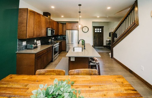 Cle Elum House | Luxe Townhouse in the Pines, Modern Mountain Charm