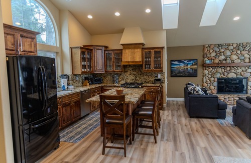 Country Club Estates House | Luxurious 3700 Sq Ft. 5 Bedroom Home With Stunning Mountain Views