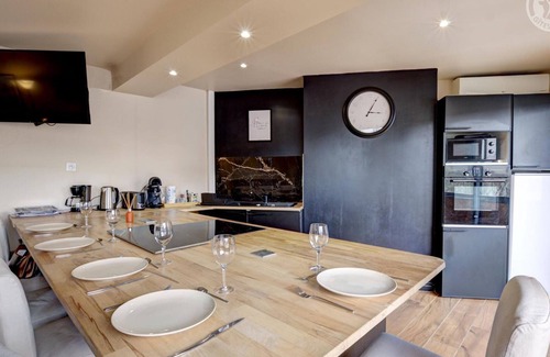 Saint-Chamond Apartment | Luxurious 3rd-Floor Apartment with Balcony, Wellness Area & Parking in Saint-Chamond