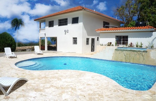 El Breton Villa | Luxurious 5-bedroom villa with WiFi, Pool, Jacuzzi and AC enchanting Cabrera