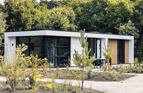 Vogelenzang House | Luxurious and sustainable 4-person holiday villas with high windows, completely gas-free and equipped with solar panels. Enjoy a stylish living room, luxury kitchen, two comfortable bedrooms and a spacious bathroom with rain shower. Including made be