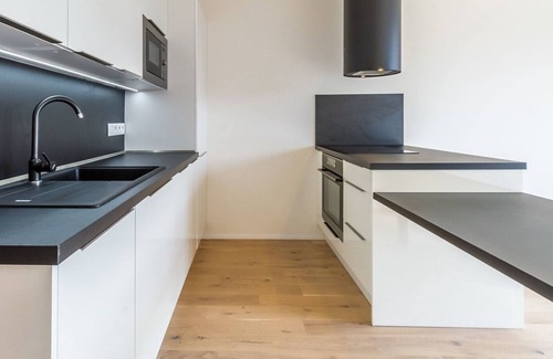 Smichov Apartment | Luxurious Apt, Easter Market, Walk to City Center!