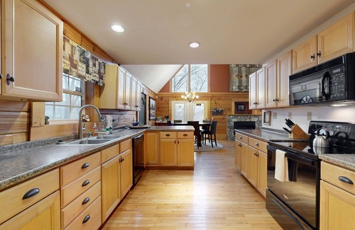 Sylva Cabin | Luxurious cabin w/private hot tub, firepit and great views - dogs allowed