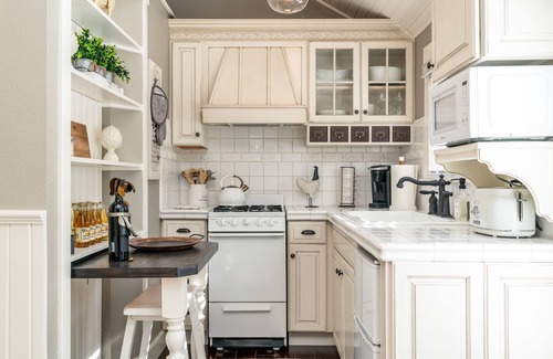 Ukiah House | Luxurious Downtown Guest Cottage/2 Beds/Garden Oasis w/Firepit