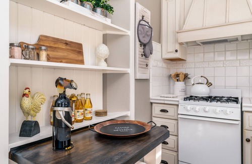 Ukiah House | Luxurious Downtown Guest Cottage/2 Beds/Garden Oasis w/Firepit