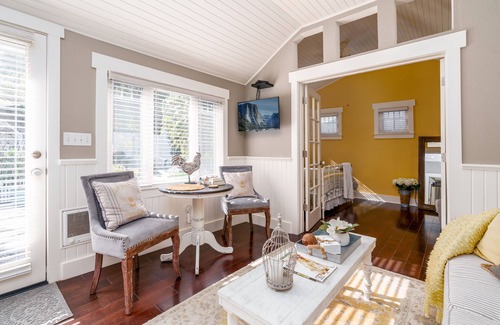 Ukiah House | Luxurious Downtown Guest Cottage/2 Beds/Garden Oasis w/Firepit