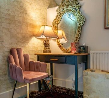 Swallowcliffe House | Luxurious, Fabulous, Fun, Contemporary Suite in Retreat Centre