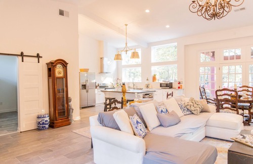 Quinlan House | Luxurious Lakefront Property