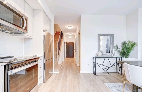 Rockcliffe - Smythe House | Luxurious large and stylish townhome with EV parking