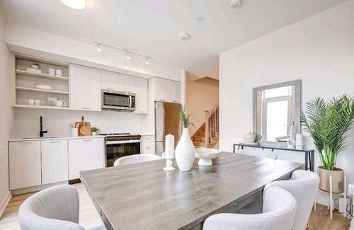 Rockcliffe - Smythe House | Luxurious large and stylish townhome with EV parking