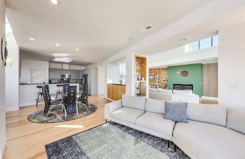 Piedmont House | Luxurious & Modern 3 Bed/2.5 Bathroom Home with AC & gorgeous views of the SF Bay.