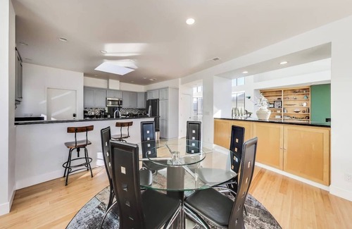 Piedmont House | Luxurious & Modern 3 Bed/2.5 Bathroom Home with AC & gorgeous views of the SF Bay.