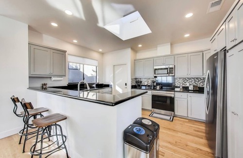 Piedmont House | Luxurious & Modern 3 Bed/2.5 Bathroom Home with AC & gorgeous views of the SF Bay.
